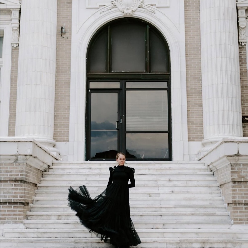 Oscar de la Renta Elegant Black Pleated Dress with Ruffle Details